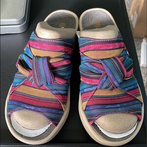 Bzees Smile Bow Womens SZ 7M Striped Washable Slip-On Wedge Sandals Multi Pink
